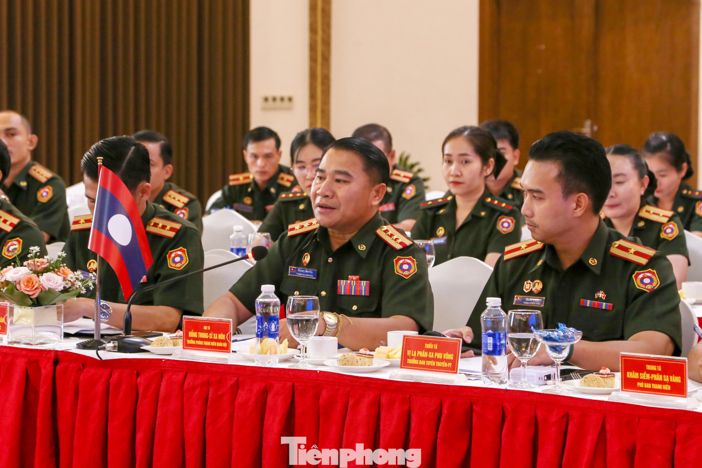 Đại tá Hổng Thoong Sỉ Sa Nôn, Trưởng phòng Thanh niên QĐND Lào (thứ 2 từ phải sang) chia sẻ về sự hợp tác bền chặt giữa sĩ quan trẻ hai nước.