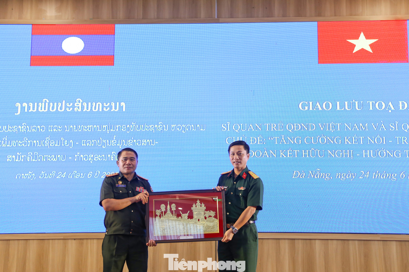 Tặng quà giao lưu sĩ quan trẻ Việt Nam - Lào