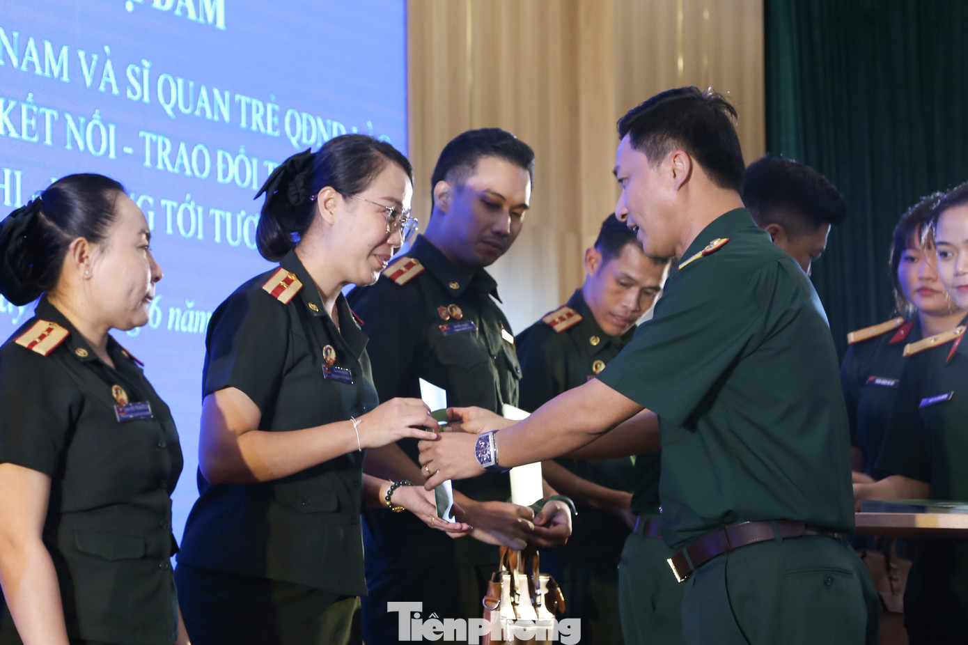 Tặng quà giao lưu sĩ quan trẻ Việt Nam - Lào