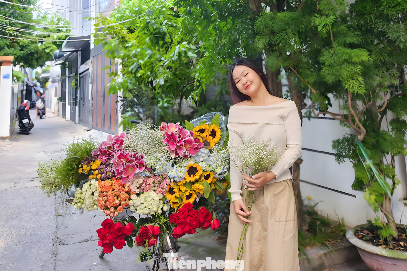 Dịp nghỉ lễ vừa qua, kiệt nhỏ trên đường Trần Xuân Lê (quận Thanh Khê) cũng nhộn nhịp hơn hẳn bởi xe hoa rực rỡ sắc màu xuất hiện mỗi sáng. Vốn kinh doanh hoa online, thấy những xe hoa ngập sắc phố, chị Phùng Thị Kim Hạnh bố trí xe hoa ngay trước nhà và mời mọi người đến chụp ảnh, check in. "Mình đăng thông tin trên facebook để mọi người biết và tìm đến. Mọi người đến rất đông, có bạn bè, có cả khách hàng từng mua hoa, cũng có nhiều người lần đầu ghé khi thấy thông tin trên facebook. Đây cũng là cách để mình góp chút niềm vui cho mọi người dịp nghỉ lễ", chị Hạnh nói.