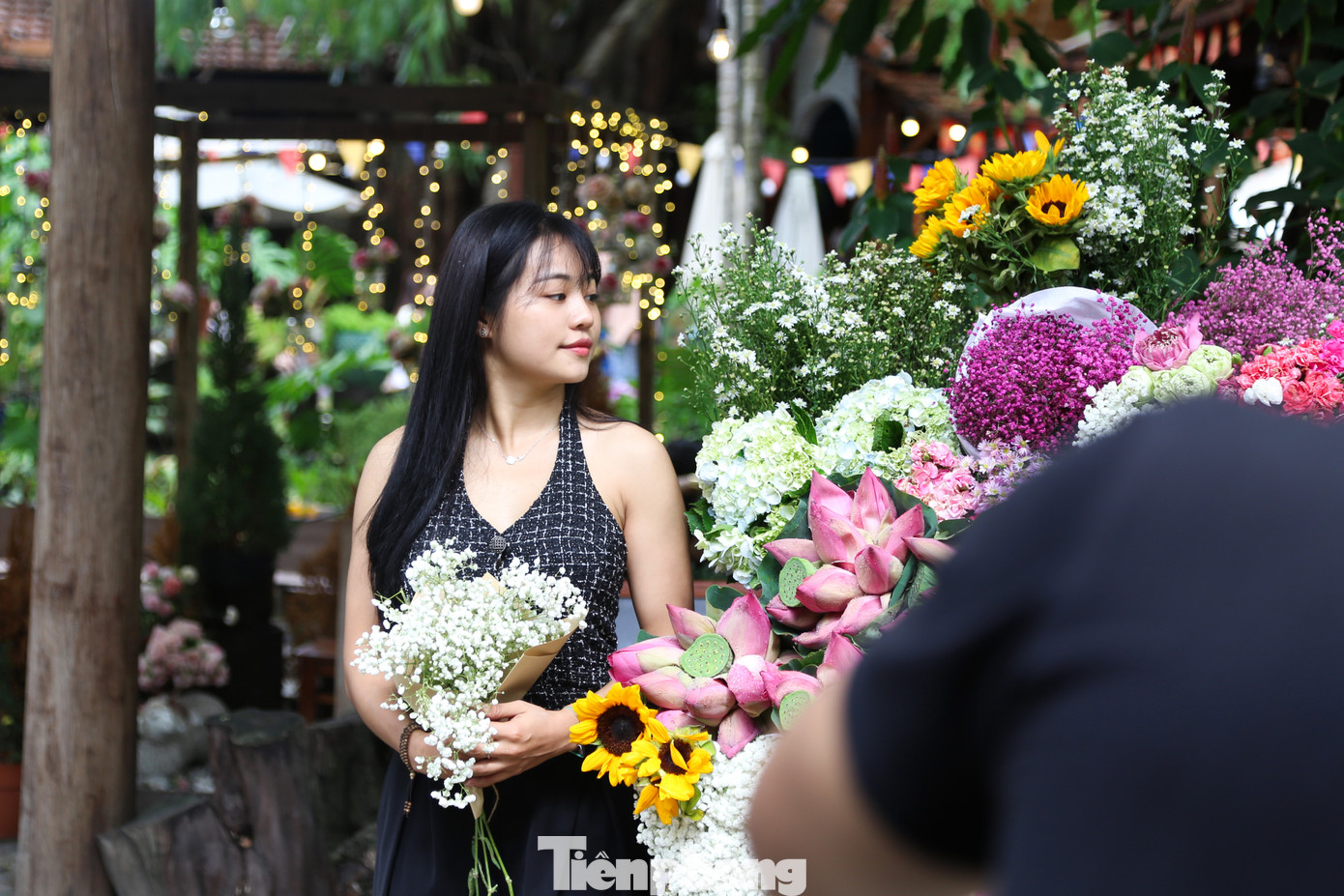 Số lượng người đến chụp ảnh rất đông, có những thời điểm, các bạn trẻ phải xếp hàng để chờ đến lượt.