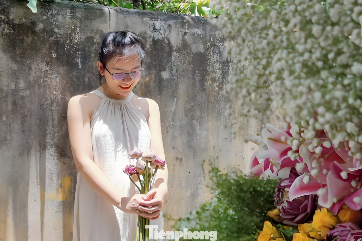 Dịp nghỉ lễ vừa qua, kiệt nhỏ trên đường Trần Xuân Lê (quận Thanh Khê) cũng nhộn nhịp hơn hẳn bởi xe hoa rực rỡ sắc màu xuất hiện mỗi sáng. Vốn kinh doanh hoa online, thấy những xe hoa ngập sắc phố, chị Phùng Thị Kim Hạnh bố trí xe hoa ngay trước nhà và mời mọi người đến chụp ảnh, check in. "Mình đăng thông tin trên facebook để mọi người biết và tìm đến. Mọi người đến rất đông, có bạn bè, có cả khách hàng từng mua hoa, cũng có nhiều người lần đầu ghé khi thấy thông tin trên facebook. Đây cũng là cách để mình góp chút niềm vui cho mọi người dịp nghỉ lễ", chị Hạnh nói.