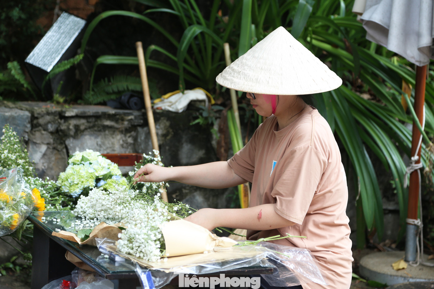 Không chỉ chụp ảnh, khách hàng có thể mua những bó hoa được bày trên xe hoa. "Mức giá bán cũng rất phải chăng, vừa túi tiền với sinh viên và cả người đi làm. Các loại hoa cũng rất đa dạng như: thạch thảo 30.000đ/bó, baby 10.000đ/bó, hướng dương 50.000đ/bó, sen 30.000đ/bó, cẩm tú cầu 20.000đ/cây…", anh Hậu nói.