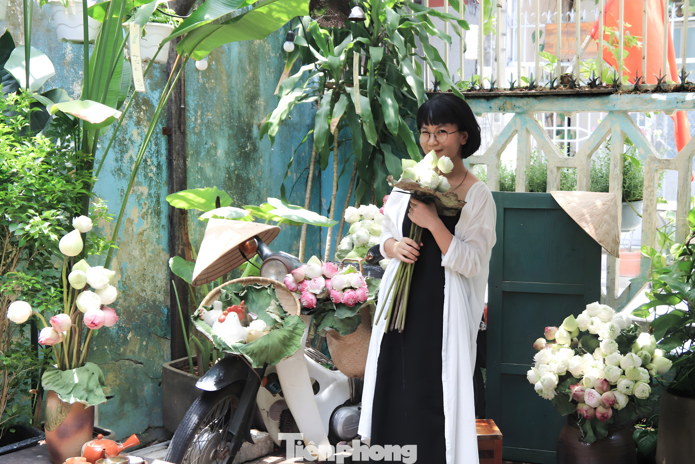 Trà quán Góc nhà tụi mình (quận Hải Châu) cũng bố trí góc xe với đầy các loại hoa sen, níu chân các bạn trẻ ghé lại thưởng thức tiết trời đầu thu ở Đà thành.