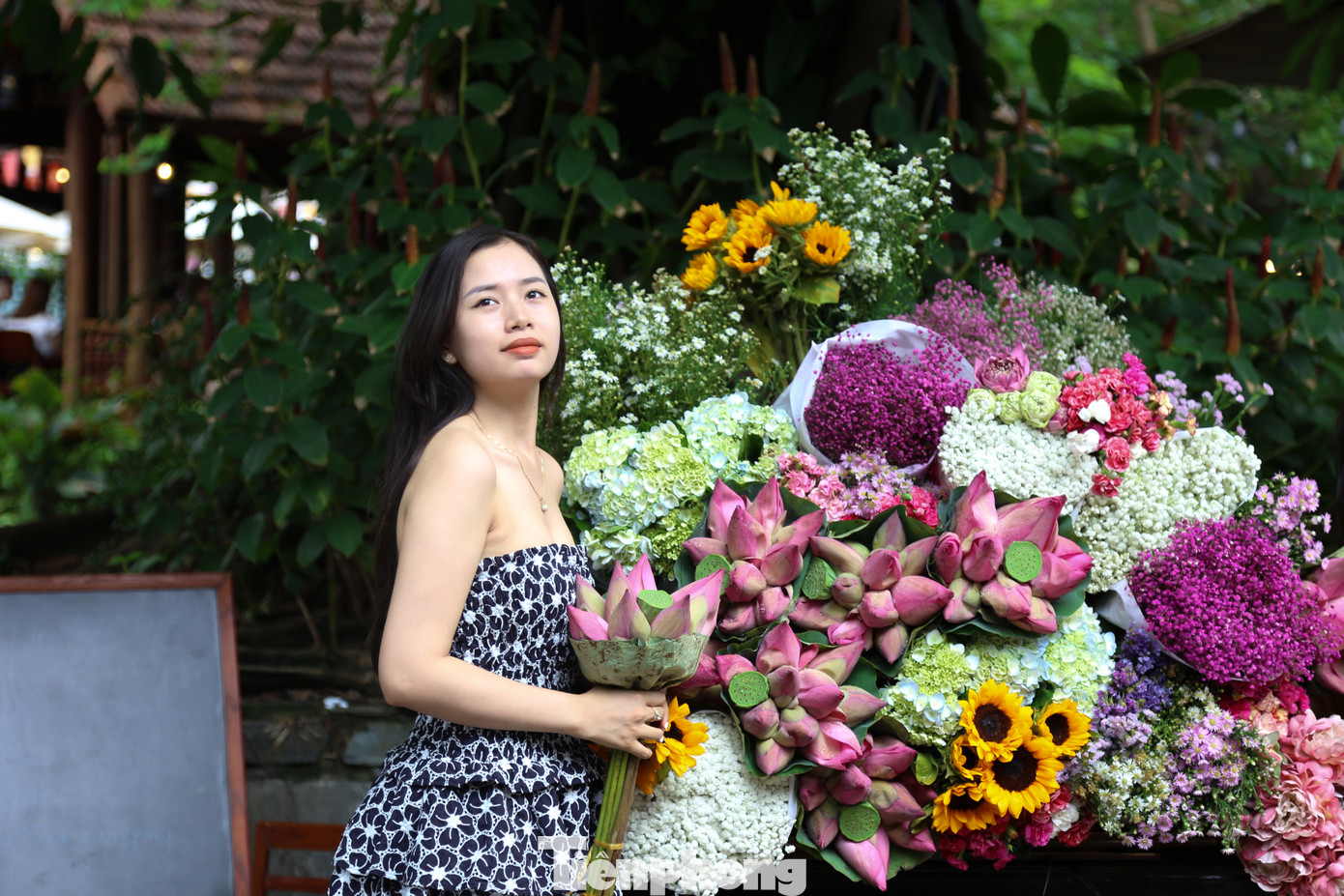 "Những chiếc xe chở hoa bán dạo khắp các con phố là nét đặc trưng riêng có của thu Hà Nội. Khi các quán cafe ở Đà Nẵng "bắt trend" này, những người chưa có dịp đến Hà Nội vào mùa thu như em có cơ hội trải nghiệm và cảm nhận được không khí mùa thu ở Thủ đô", Diệu cho biết.