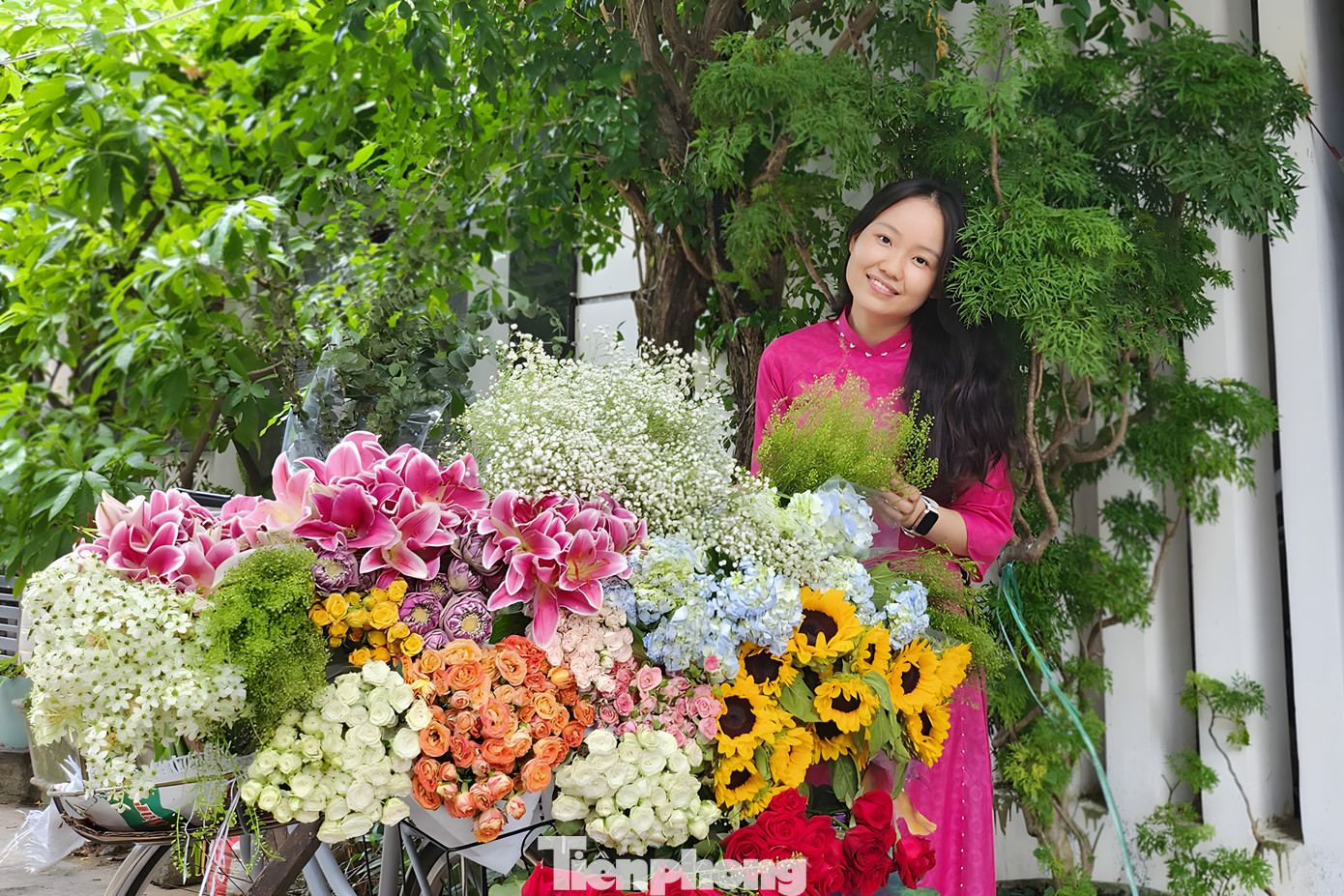 Dịp nghỉ lễ vừa qua, kiệt nhỏ trên đường Trần Xuân Lê (quận Thanh Khê) cũng nhộn nhịp hơn hẳn bởi xe hoa rực rỡ sắc màu xuất hiện mỗi sáng. Vốn kinh doanh hoa online, thấy những xe hoa ngập sắc phố, chị Phùng Thị Kim Hạnh bố trí xe hoa ngay trước nhà và mời mọi người đến chụp ảnh, check in. "Mình đăng thông tin trên facebook để mọi người biết và tìm đến. Mọi người đến rất đông, có bạn bè, có cả khách hàng từng mua hoa, cũng có nhiều người lần đầu ghé khi thấy thông tin trên facebook. Đây cũng là cách để mình góp chút niềm vui cho mọi người dịp nghỉ lễ", chị Hạnh nói.