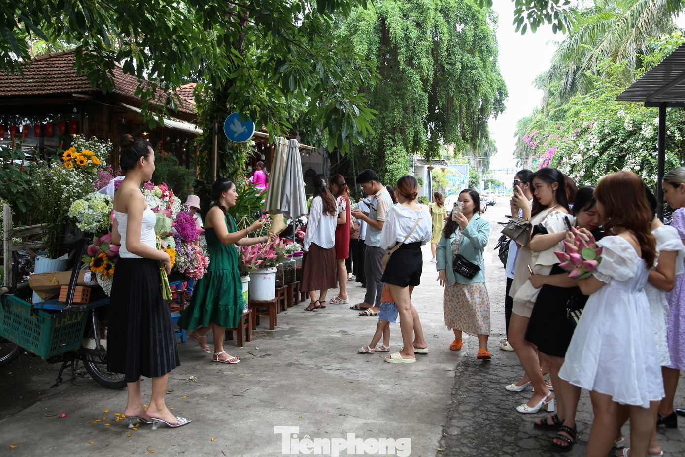 Gần 2 tuần nay, những xe hoa đặc trưng của mùa thu Hà Nội xuất hiện nhiều trên các con đường, những quán cafe ở thành phố biển Đà Nẵng. Ban đầu, chỉ một chiếc xe chở đầy hoa xuất hiện ở khu vực bờ đông Cầu Rồng (quận Sơn Trà) thu hút các bạn trẻ tìm đến check in. Dần dần, các quán cafe, nhà hàng... "bắt trend" và thiết kế những xe hoa ngập sắc màu để khách hàng ghé lại chụp ảnh. Ảnh: Giang Thanh