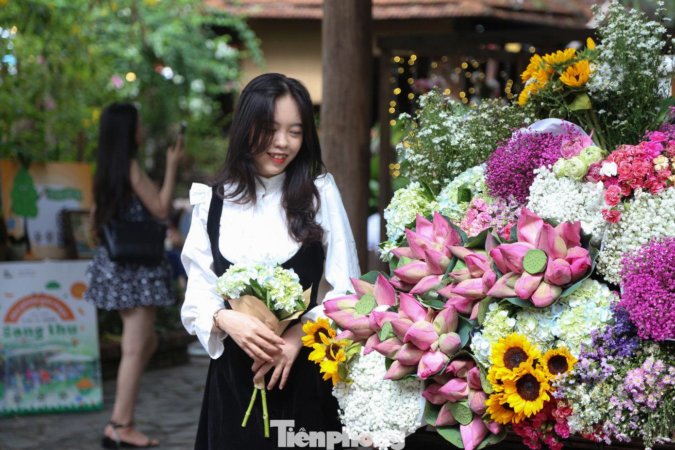 Đa phần khách của quán đến uống cafe với bạn bè và lưu lại những tấm ảnh ngập sắc hoa. Cũng có những bạn trẻ chỉ tranh thủ ghé qua chụp ảnh check in rồi ra về. Có người ghé lại mua bó sen, xôi cốm và tiện check in với chút không khí mùa thu.