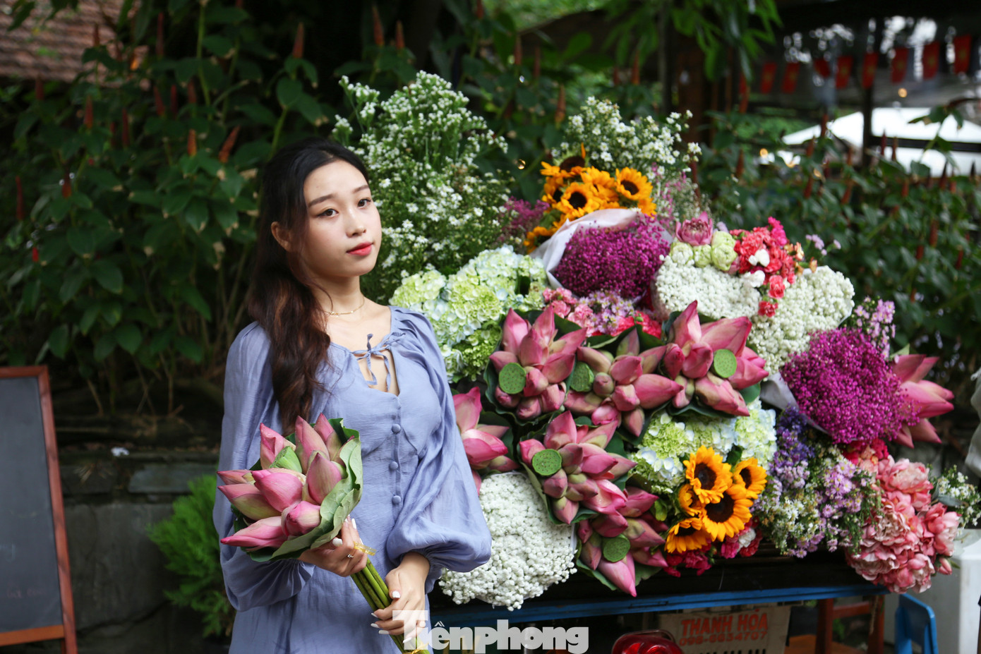 Sáng nay, bạn Nguyễn Thị Minh Trang (SV năm 2, ĐH Đông Á) cùng nhóm bạn hẹn nhau đến đây để chụp hình. Mua một bó sen, nhóm bạn cùng tạo dáng, check in. "Thời tiết Đà Nẵng những ngày này se dịu, nắng vàng ươm. Bởi vậy, chúng em tranh thủ để lưu lại không khí đầu thu bên chiếc xe hoa rực rỡ này", Trang nói.