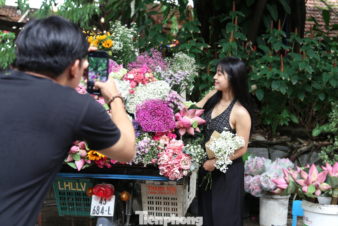 Từ sáng sớm đến tận chiều tối, khu vực này luôn tấp nập những bạn trẻ váy áo xúng xính tạo dáng bên xe hoa.