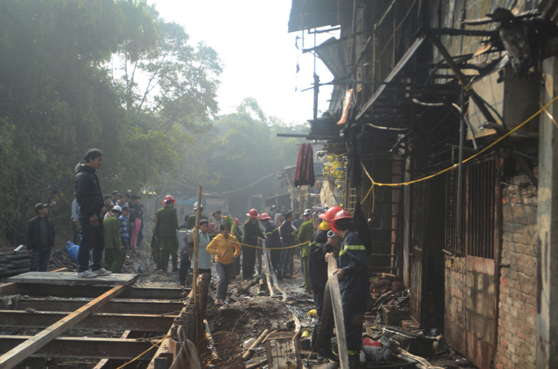 Đám cháy thiêu rụi 3 căn nhà