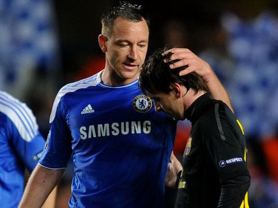 Terry (trái): Anh thích làm bạn với chú lắm đấy, Messi.... Terry (trái): Anh thích làm bạn với chú lắm đấy, Messi...