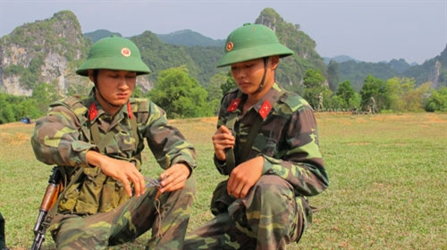 Chiến sĩ mới thực hiện động tác bóp kíp chuẩn xác và thuần thục. Đây là một động tác khó và dễ mất an toàn trong quá trình huấn luyện