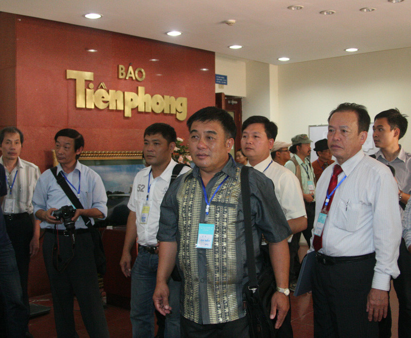 Các đại biểu thăm quan tòa soạn