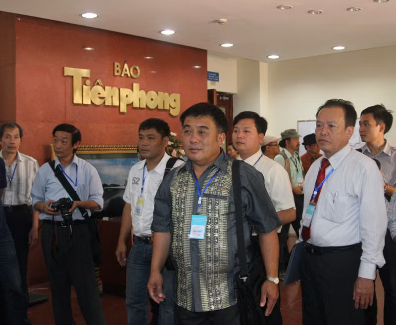 Các đại biểu thăm quan tòa soạn