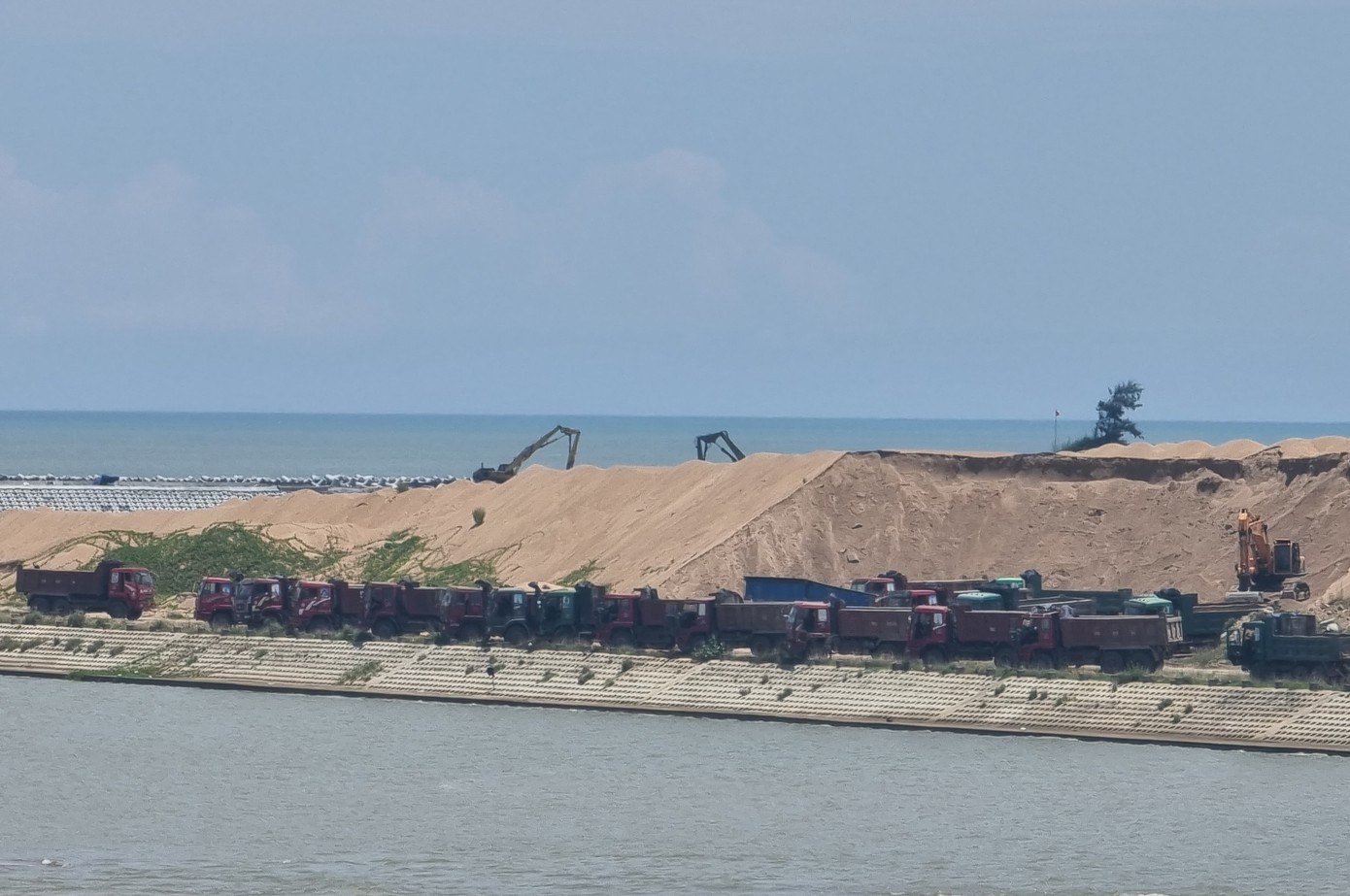 Một bãi tập kết cát xây dựng tại địa bàn TP Tuy Hòa. Ảnh: L.H.