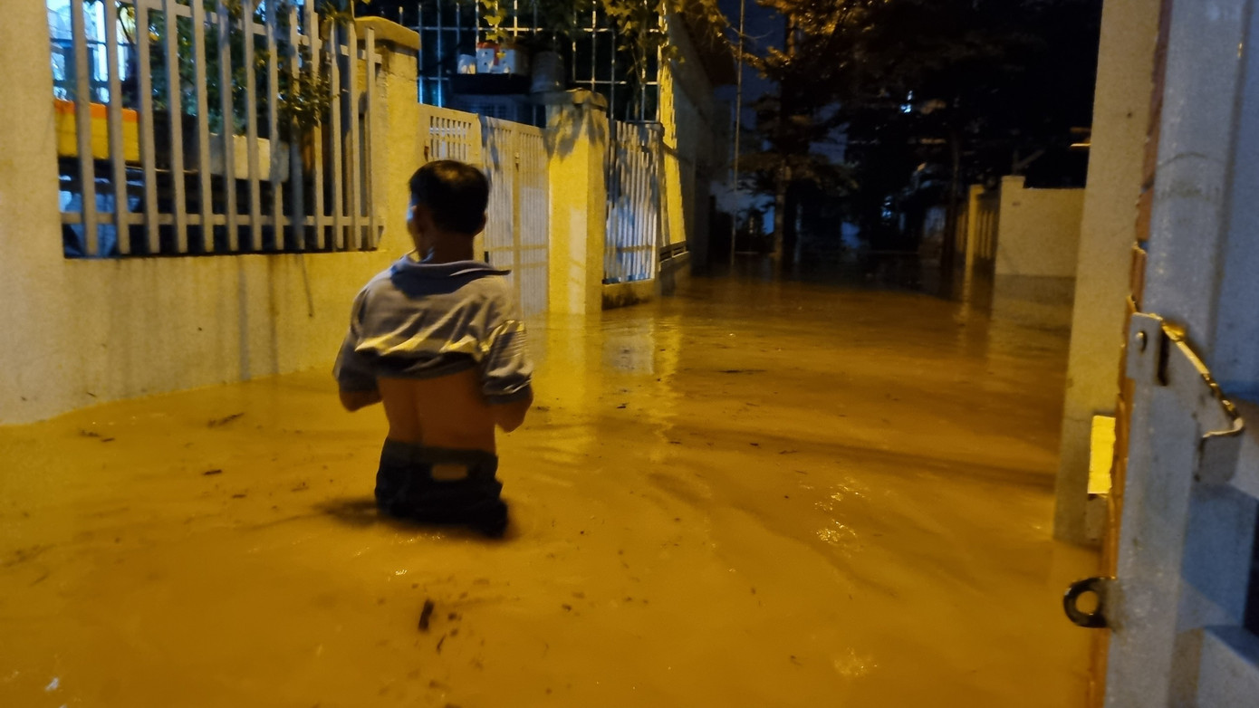 Nước lũ tràn vào nhà dân ở TP Nha Trang trong đêm 15/11. Ảnh: L.H.