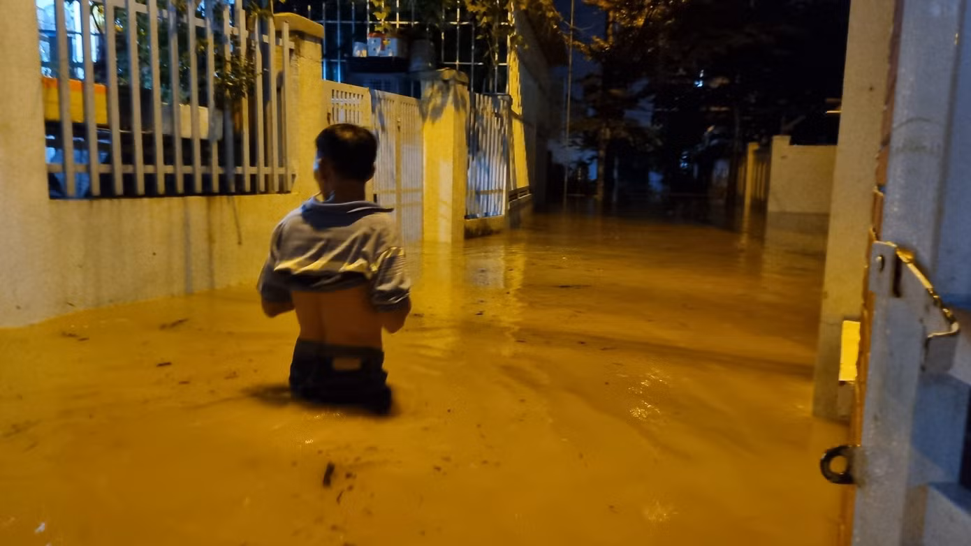 Nước lũ tràn vào nhà dân ở TP Nha Trang trong đêm 15/11. Ảnh: L.H.