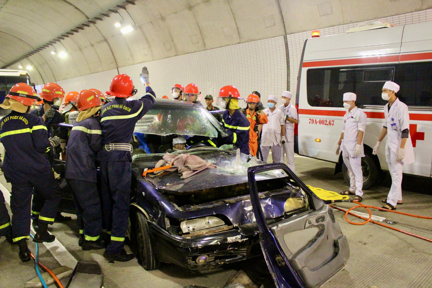 Lực lượng cứu hộ, cứu nạn phá dỡ cửa xe, tiếp cận nạn nhân để đưa ra khỏi phương tiện.