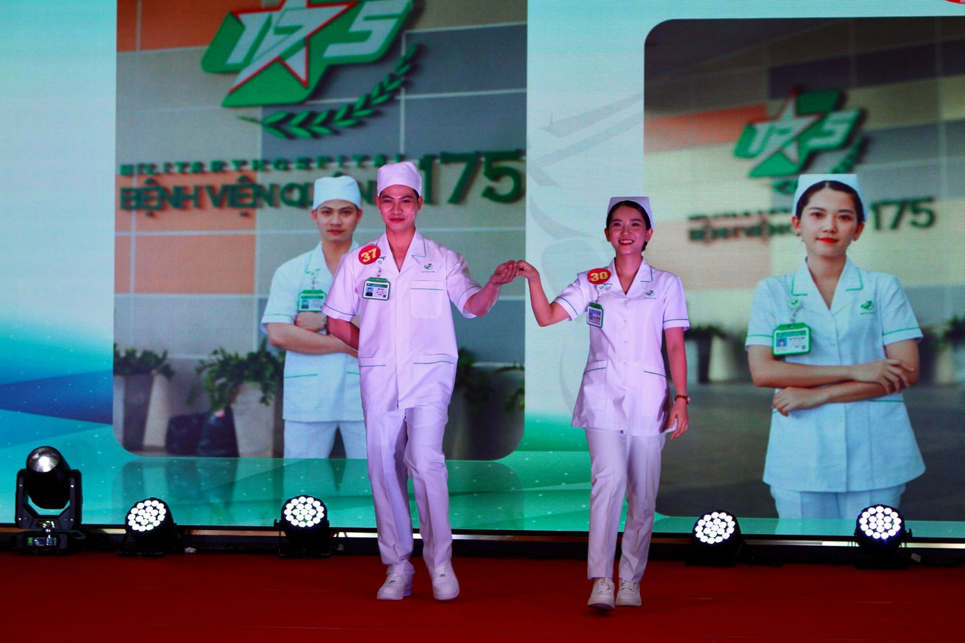 Tại hội thi, 87 điều dưỡng viên giỏi đến từ 29 bệnh viện trong toàn quân đã thể hiện sự duyên dáng thông qua phần thi trang phục y tế.