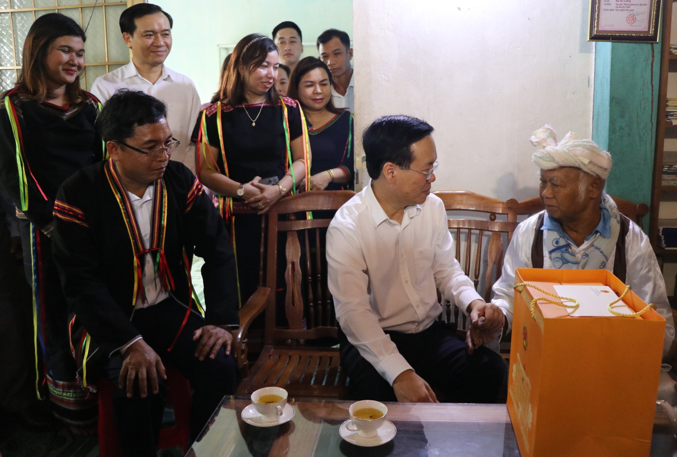 Chủ tịch nước Võ Văn Thưởng đến thăm Nghệ sĩ ưu tú Ka Sô Liễng.