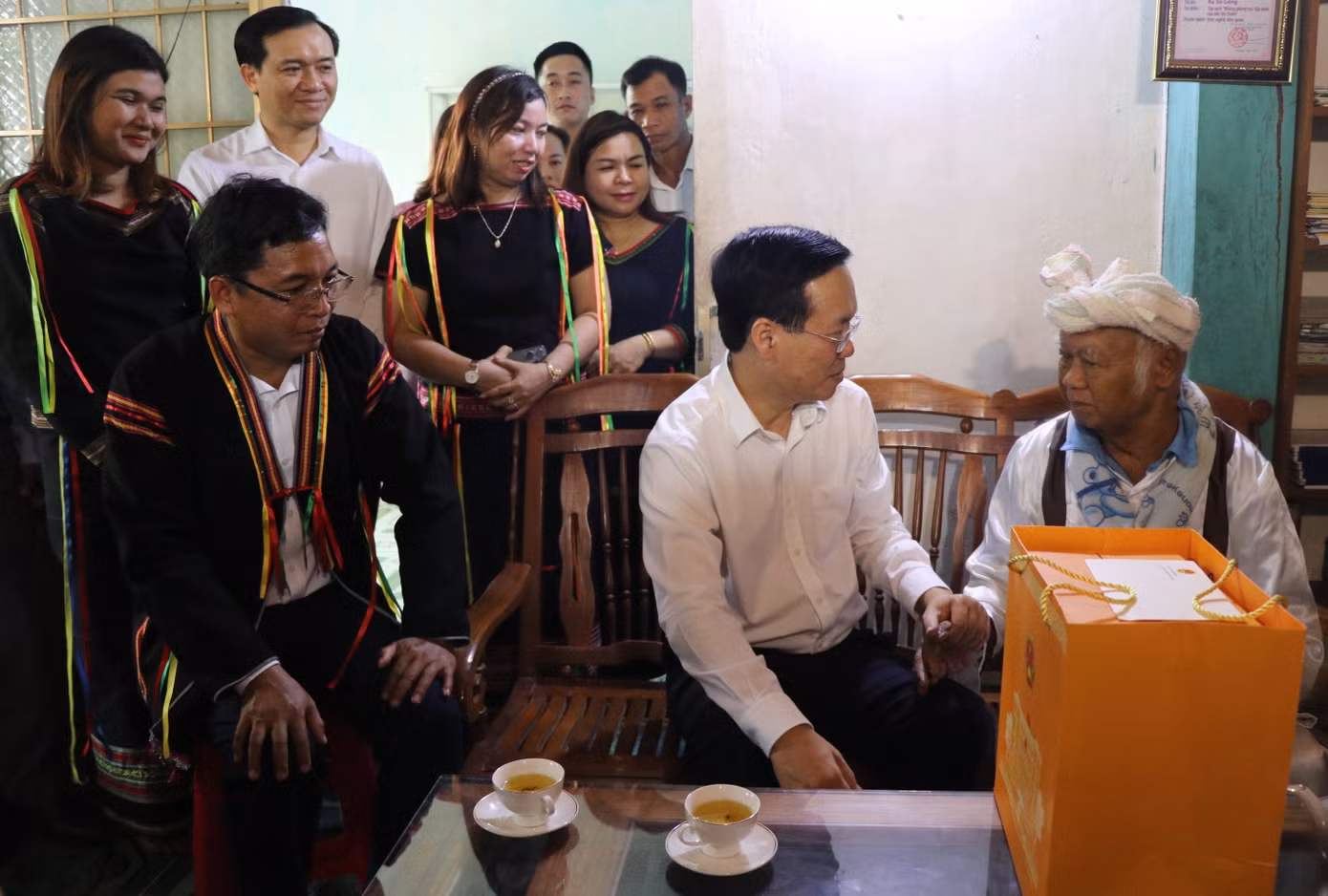 Chủ tịch nước Võ Văn Thưởng đến thăm Nghệ sĩ ưu tú Ka Sô Liễng. Chủ tịch nước Võ Văn Thưởng đến thăm Nghệ sĩ ưu tú Ka Sô Liễng.