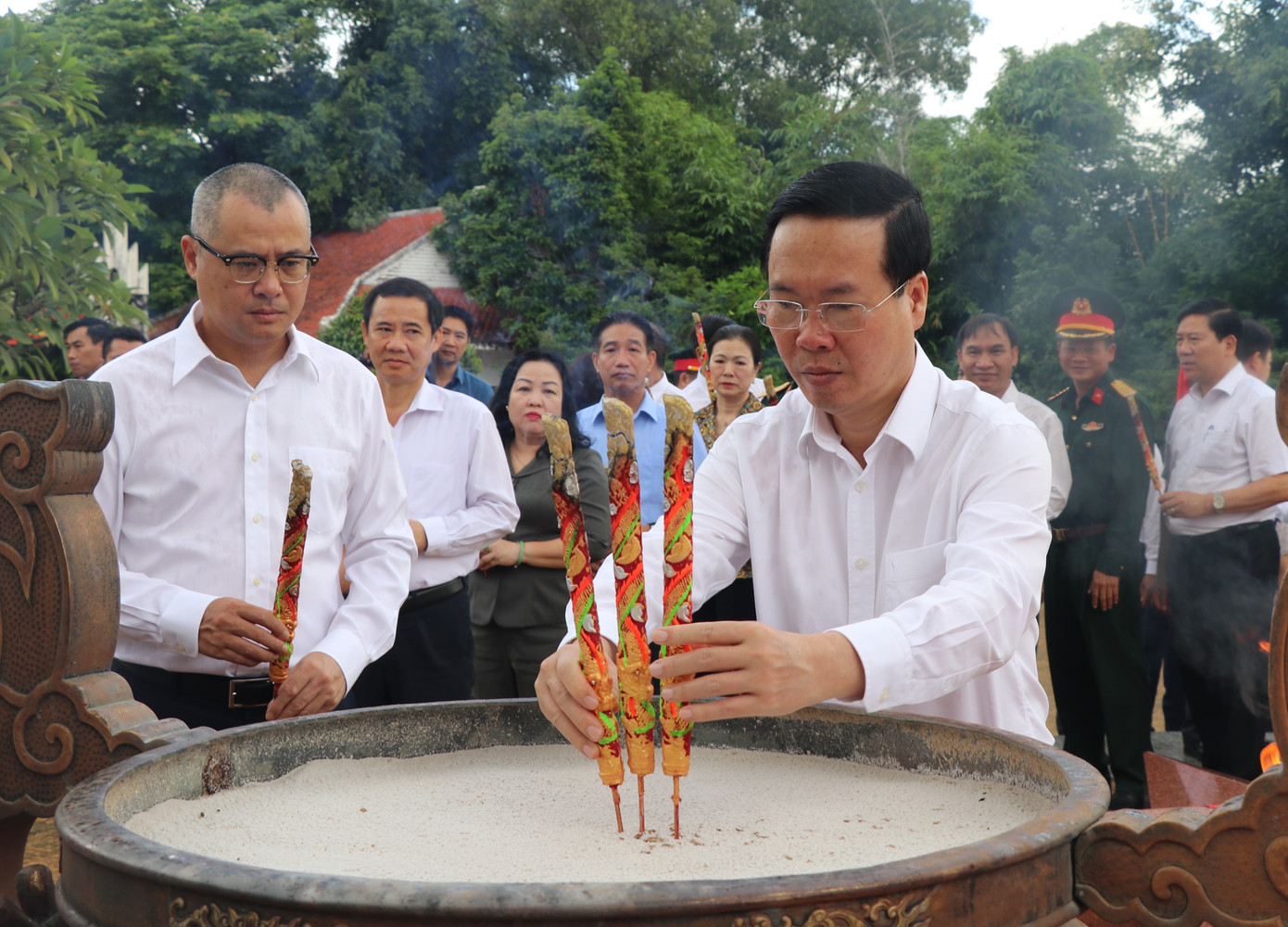 Chủ tịch nước Võ Văn Thưởng dâng hương tại Đài tưởng niệm Liệt sĩ Núi Nhạn.