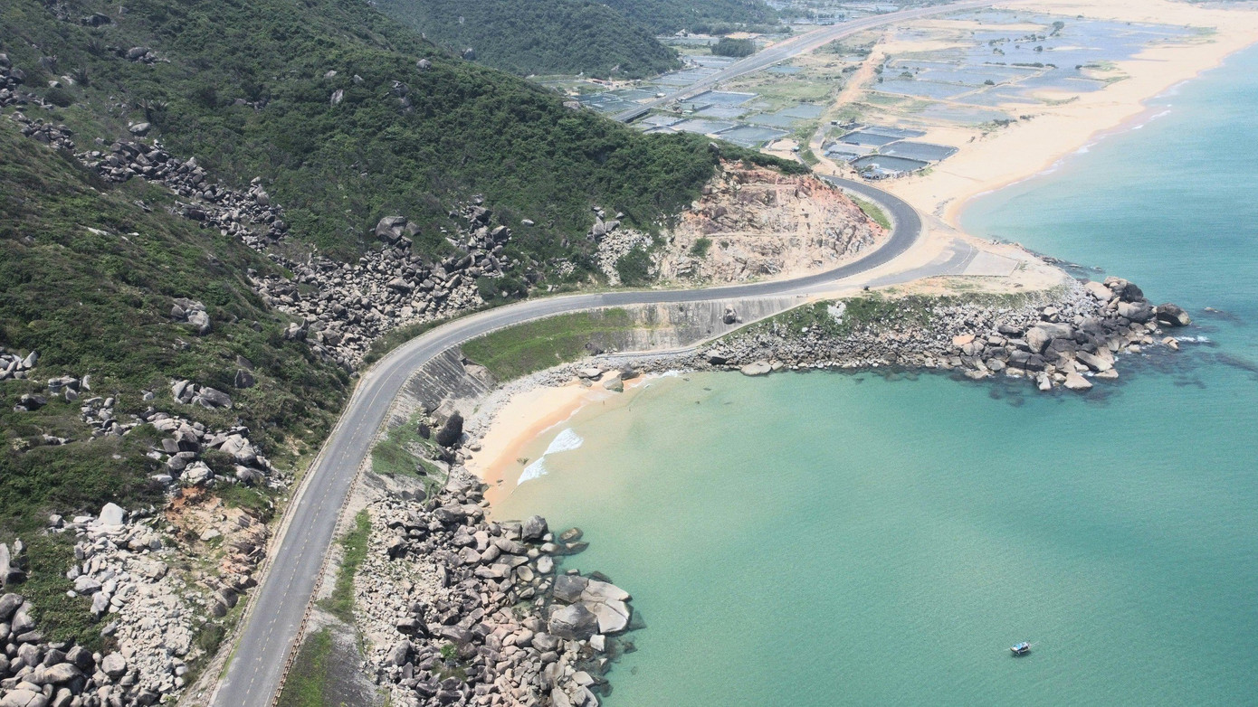 Hệ thống đường Quốc lộ 1A đi qua khu vực KKT Nam Phú Yên. Ảnh: C.H.