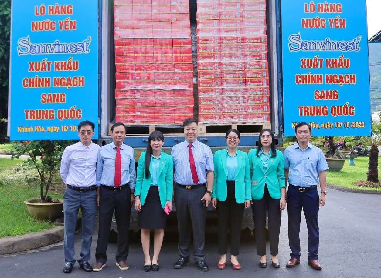 Công ty CP Nước giải khát Yến sào Khánh Hòa đã xuất khẩu chính ngạch lô hàng đầu tiên nước yến Sanvinest sang Trung Quốc vào ngày 16/10/2023. Ảnh: Sanvinest Khánh Hòa.