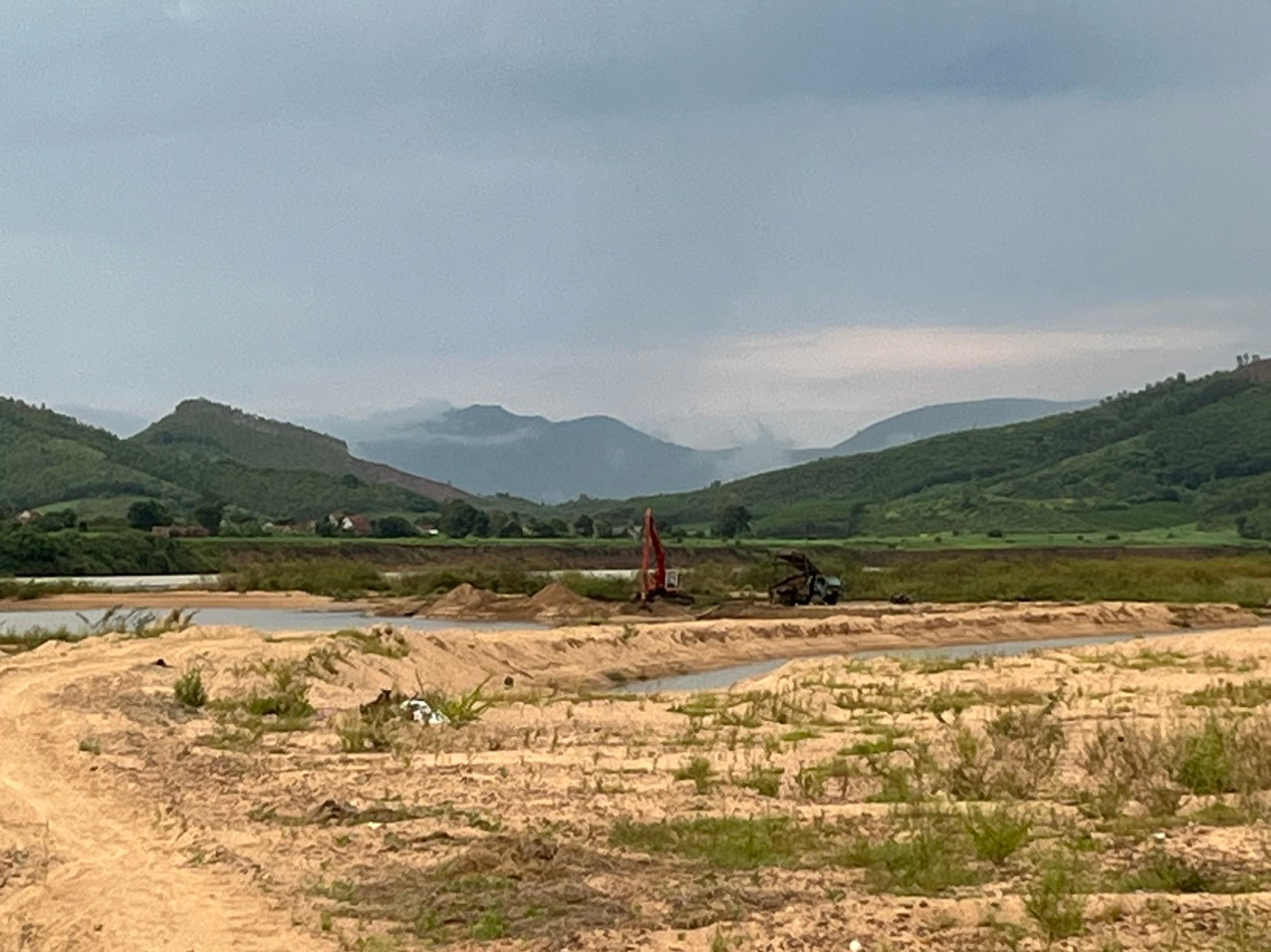 Một điểm khai thác cát trái phép ở địa bàn huyện Tây Hòa. Ảnh: L.H.