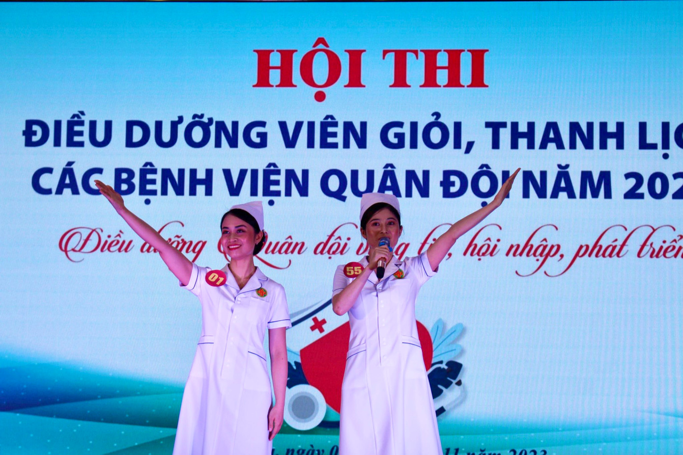 Các điều dưỡng viên cũng thể hiện sự khéo léo tại phần thi giao tiếp ứng xử, qua nhiều tình huống thực tế của người điều dưỡng khi tiếp xúc với người bệnh. Thông qua hội thi, các thí sinh đã thể hiện được năng lực chuyên môn, kỹ năng giao tiếp, qua đó thể hiện lòng yêu nghề và tâm huyết của người điều dưỡng đối với công việc gian khổ nhưng cao quý của mình.