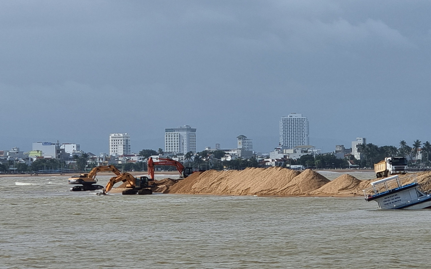 Một điểm khai thác cát trên sông Đà Rằng, đoạn qua TP Tuy Hòa. Ảnh: L.H.
