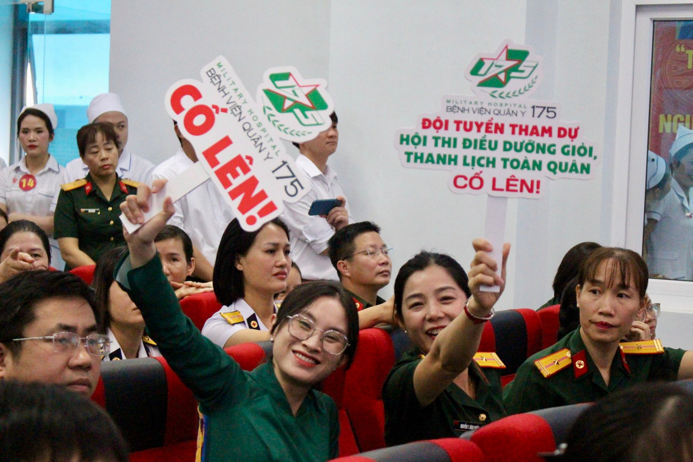 Hội thi nhận được sự hưởng ứng, cổ vũ nhiệt tình của đông đảo khán giả là những người trong ngành y quân đội.
