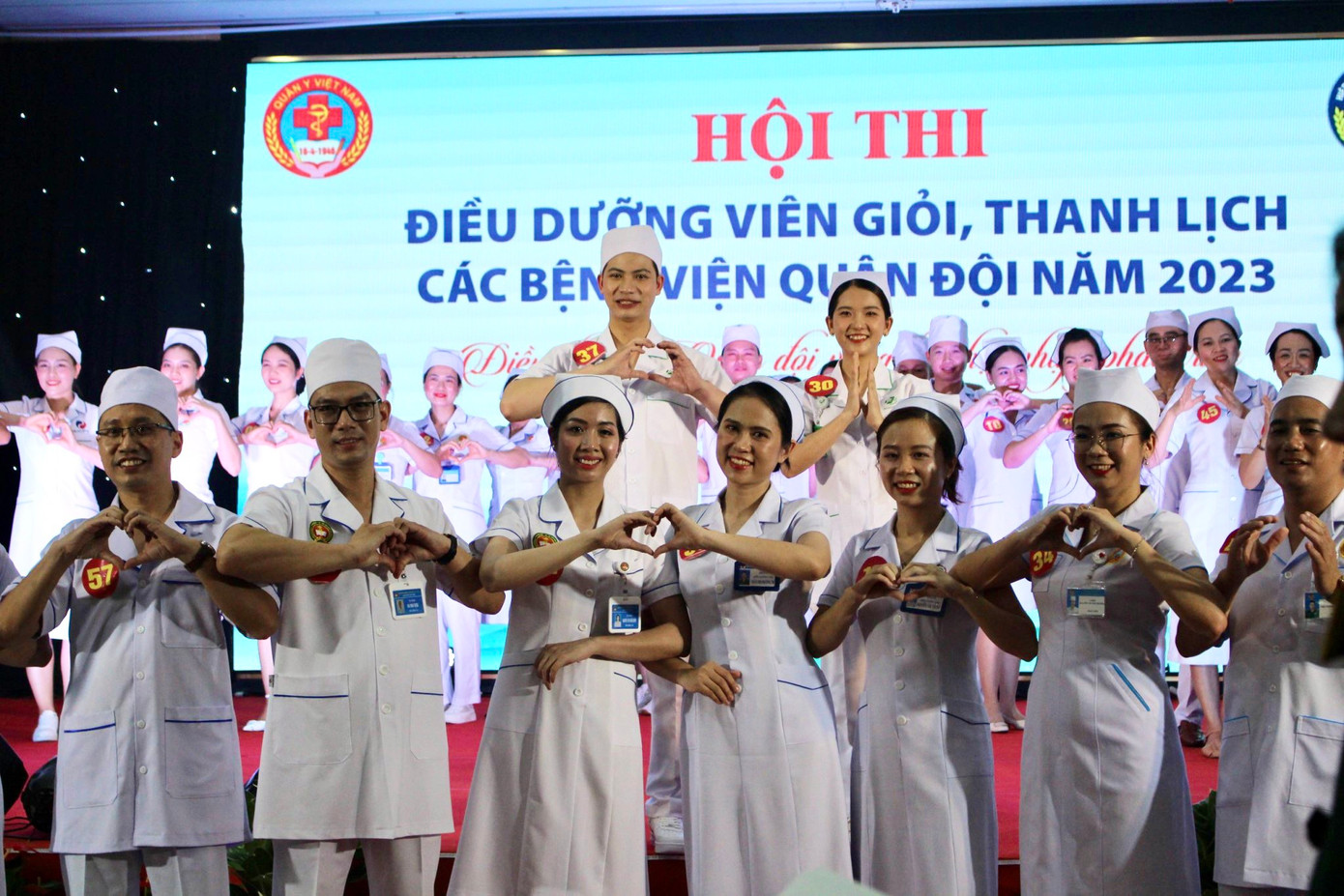 Các thí sinh nối vòng tay lớn, kết thành hình ảnh trái tim thể hiện cái tâm, cái tình của những người thầy thuốc, người điều dưỡng trong chăm sóc sức khỏe cho nhân dân.