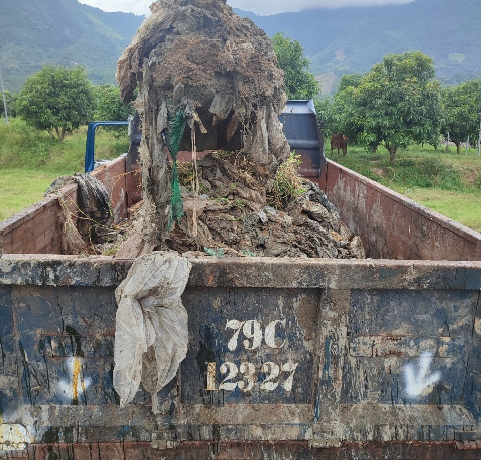 Xe của Công ty CP Thuỷ sản Bạc Liêu chở chất thải về Khu công nghiệp suối dầu xử lý.