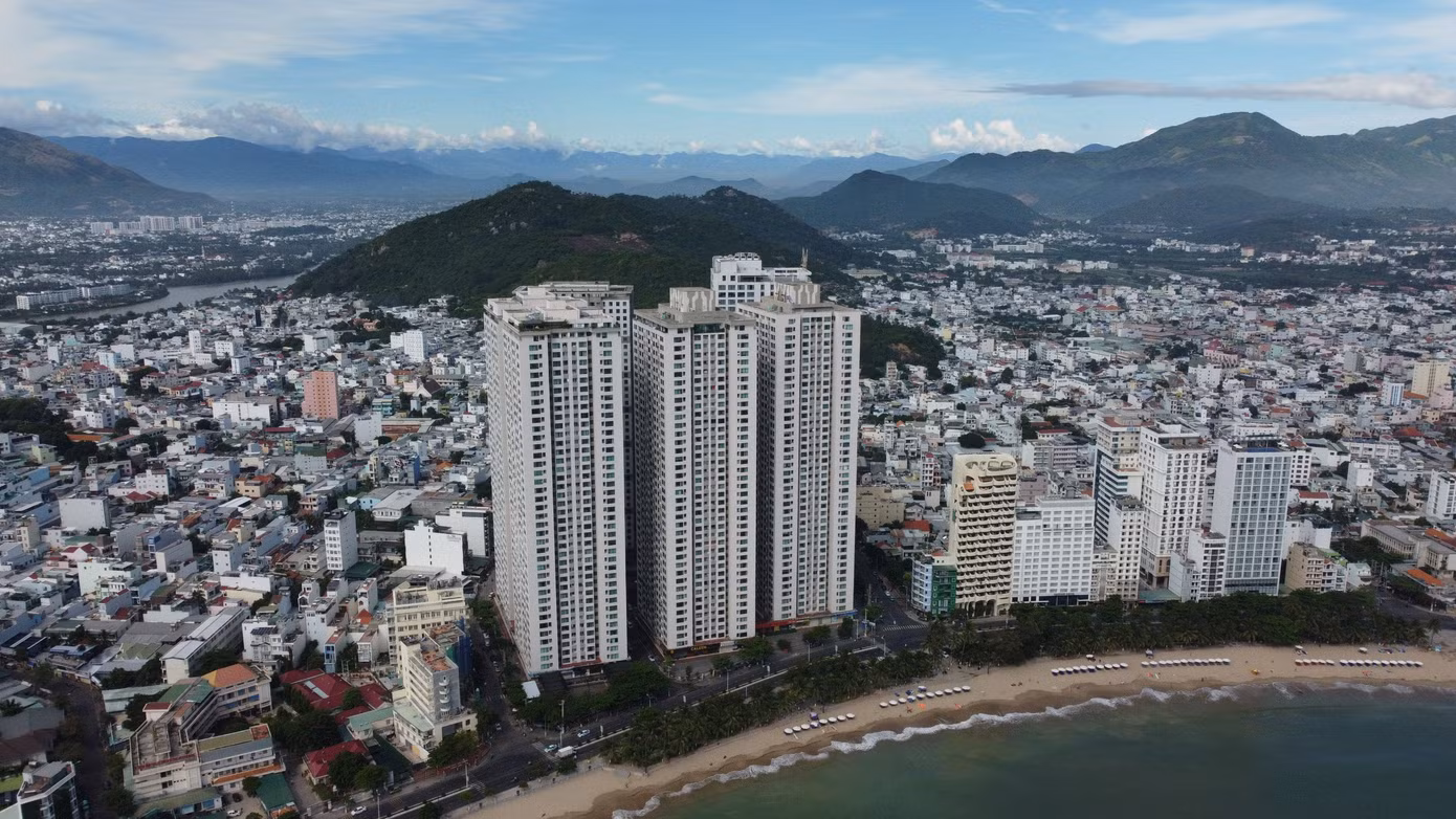 Cựu cán bộ, lãnh đạo UBND tỉnh Khánh Hoà có nhiều vi phạm trong việc thực hiện dự án Mường Thanh Viễn Triều (toà nhà cao nhất ảnh). Ảnh: L.H. Cựu cán bộ, lãnh đạo UBND tỉnh Khánh Hoà có nhiều vi phạm trong việc thực hiện dự án Mường Thanh Viễn Triều (toà nhà cao nhất ảnh). Ảnh: L.H.