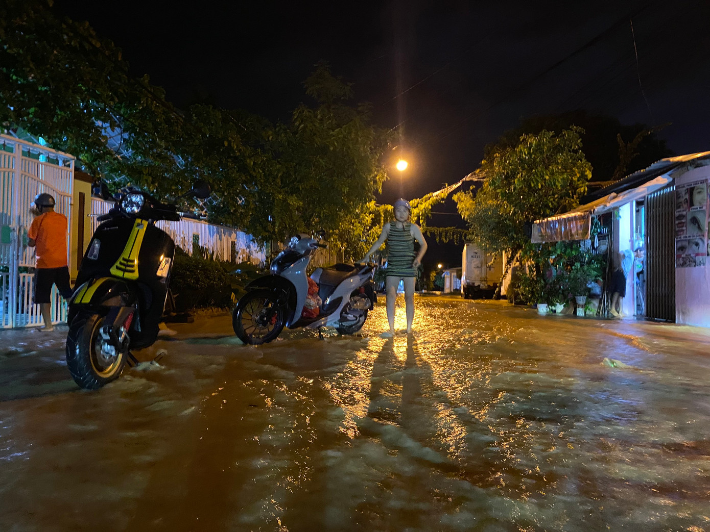 Mưa lũ gây ngập lụt trên đường phố Nha Trang tối 15/11. Ảnh: L.H.