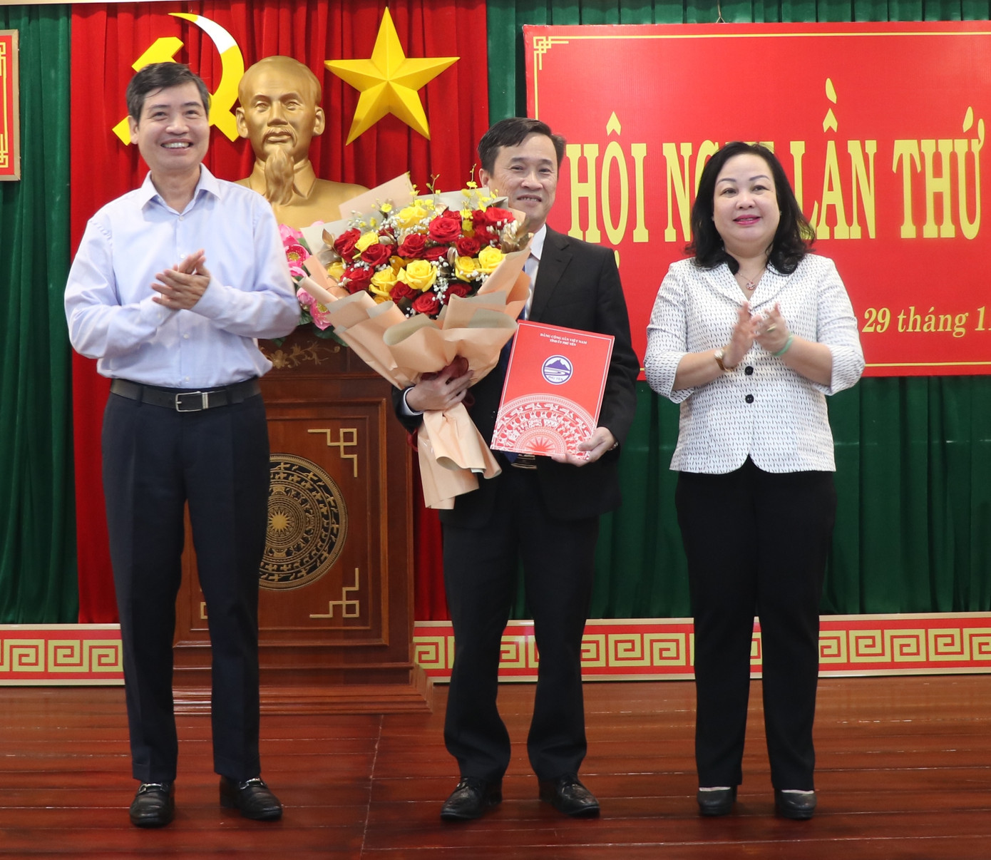 Lãnh đạo Tỉnh uỷ Phú Yên trao quyết định, tặng hoa chúc mừng ông Trần Huy Đức (giữa).