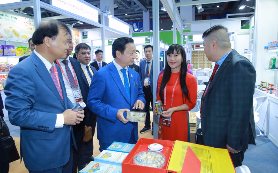 Phó Thủ tướng Trần Hồng Hà thăm gian hàng của Công ty Yến sào Khánh Hòa tại Hội chợ Quốc tế Nhập khẩu Trung Quốc lần thứ 6 (CIIE 2023) . Ảnh: VGP/MK.