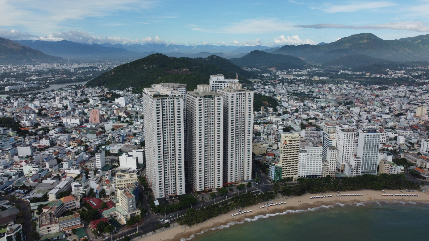 "Đất vàng" ven biển Nha Trang đã bị Mường Thanh thâu tóm làm dự án Mường Thanh Viễn Triều (toà nhà cao nhất trong hình). Ảnh: L.H.