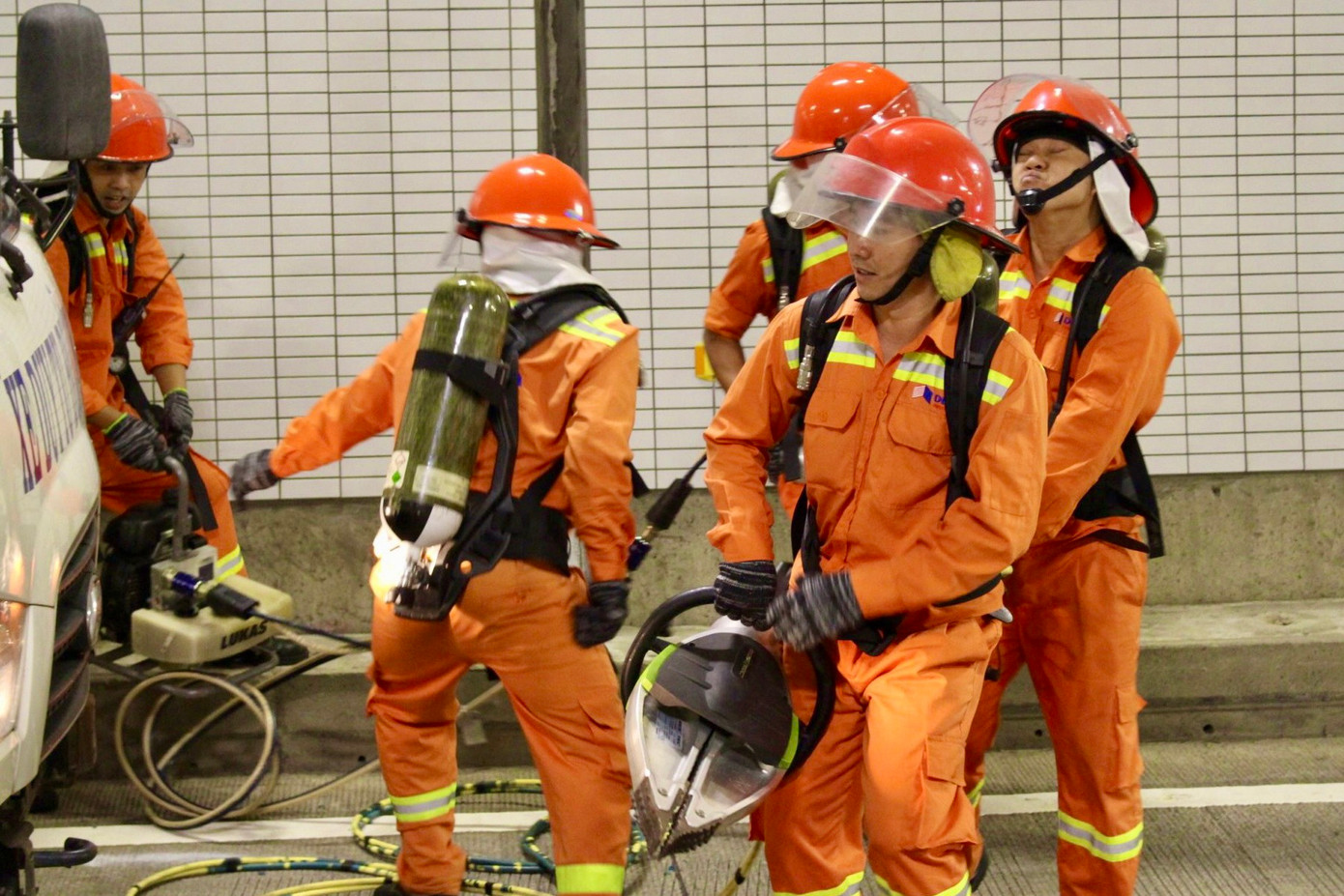 Ngay sau khi phát hiện sự việc qua hệ thống camera giám sát, bộ phận trực đã nhanh chóng khởi động tín hiệu đóng hầm và thông báo điều động các đơn vị ứng cứu. Lực lượng phòng cháy chữa cháy và cứu hộ cứu nạn đã huy động hàng chục phương tiện, xe chữa cháy, xe cứu thương, xe cứu hộ và các thiết bị đến hiện trường tổ chức cứu nạn cứu hộ.