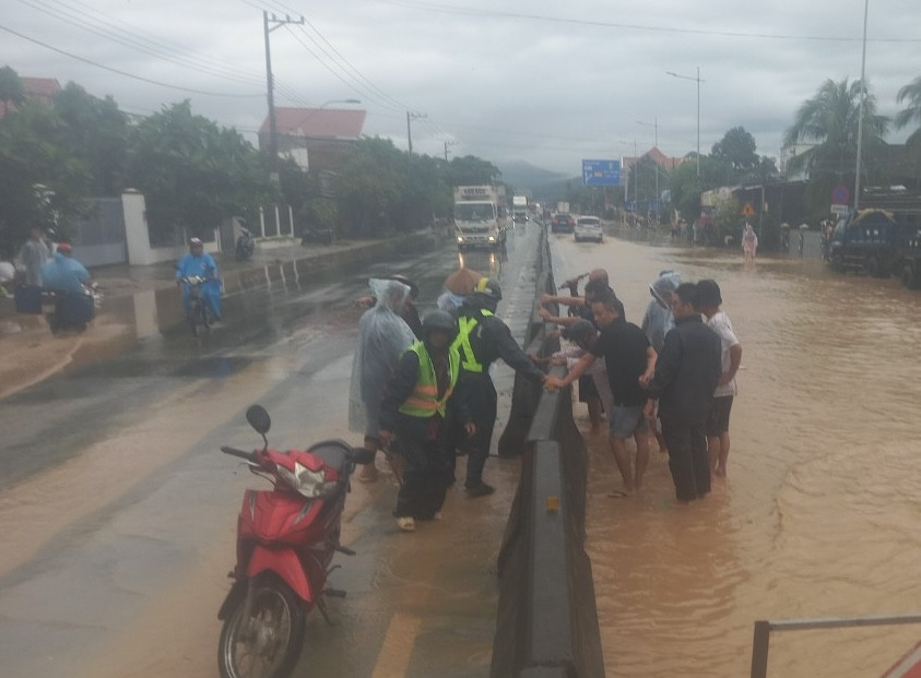 Đoạn Quốc lộ 1 đi qua TP Cam Ranh - Khánh Hoà bị ngập lụt cục bộ chiều 15/11. Ảnh: L.H.