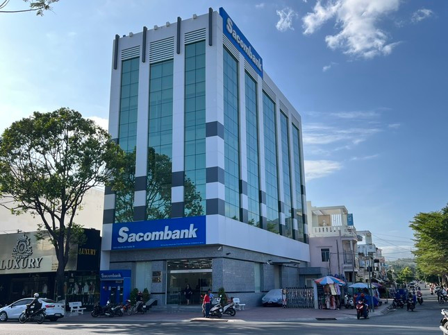 Chi nhánh Sacombank tại TP Cam Ranh - nơi các bị can từng làm việc. Ảnh: L.H.