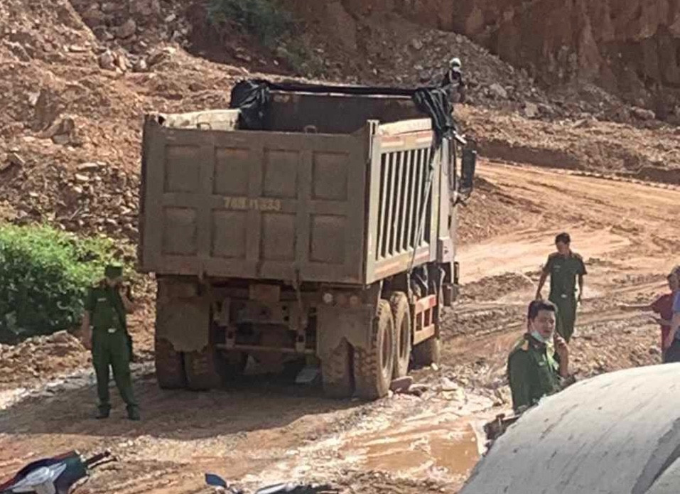 Lực lượng công an có mặt tại hiện trường điều tra nguyên nhân vụ việc. Ảnh: L.H.