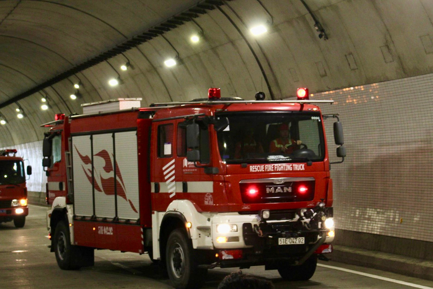 Buổi diễn tập có sự tham gia của rất nhiều phương tiện chữa cháy, cứu hộ chuyên dụng đặc biệt là xe chữa cháy hai đầu là loại xe 2 buồng lái, cơ động ra vào đường hầm từ 2 hướng. Đây là phương tiện linh hoạt nhất không cần quay đầu mà vẫn có thể thay đổi buồng lái để di chuyển ngược lại một cách linh hoạt trong đường hầm.