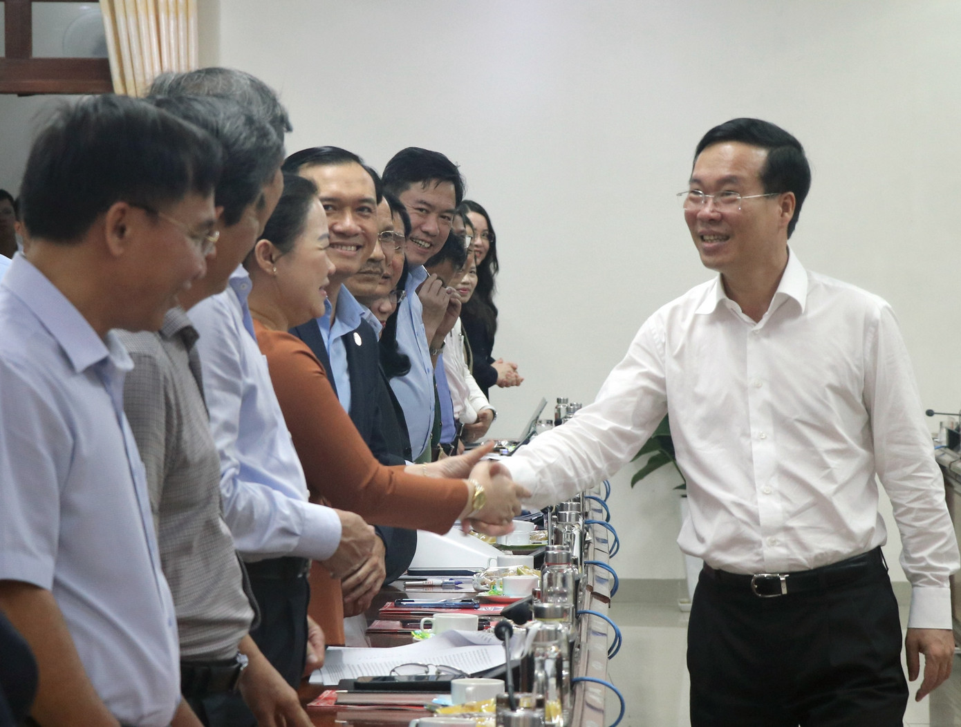 Chủ tịch nước Võ Văn Thưởng bắt tay các cán bộ chủ chốt tỉnh Phú Yên.