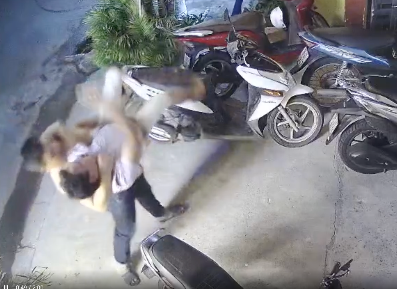 Đối tượng Phan Thanh Tùng bồng anh Đạt ném xuống đất. Ảnh chụp lại video.