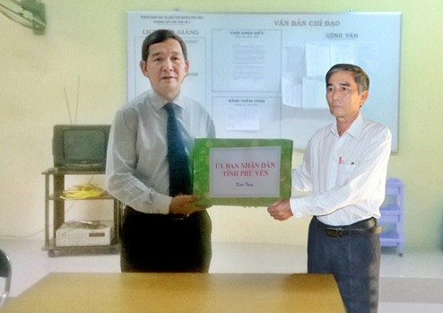 Ông Trần Quang Nhất (ảnh trái) lúc còn đương chức đi thăm một trường học ở tỉnh. Ảnh: T.L. Ông Trần Quang Nhất (ảnh trái) lúc còn đương chức đi thăm một trường học ở tỉnh. Ảnh: T.L.