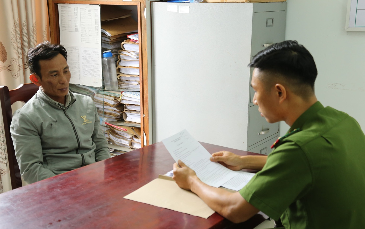 Công an huyện Ninh Hải làm việc với đối tượng Nguyễn Văn Ngọc (ảnh trái). Ảnh: CACC.