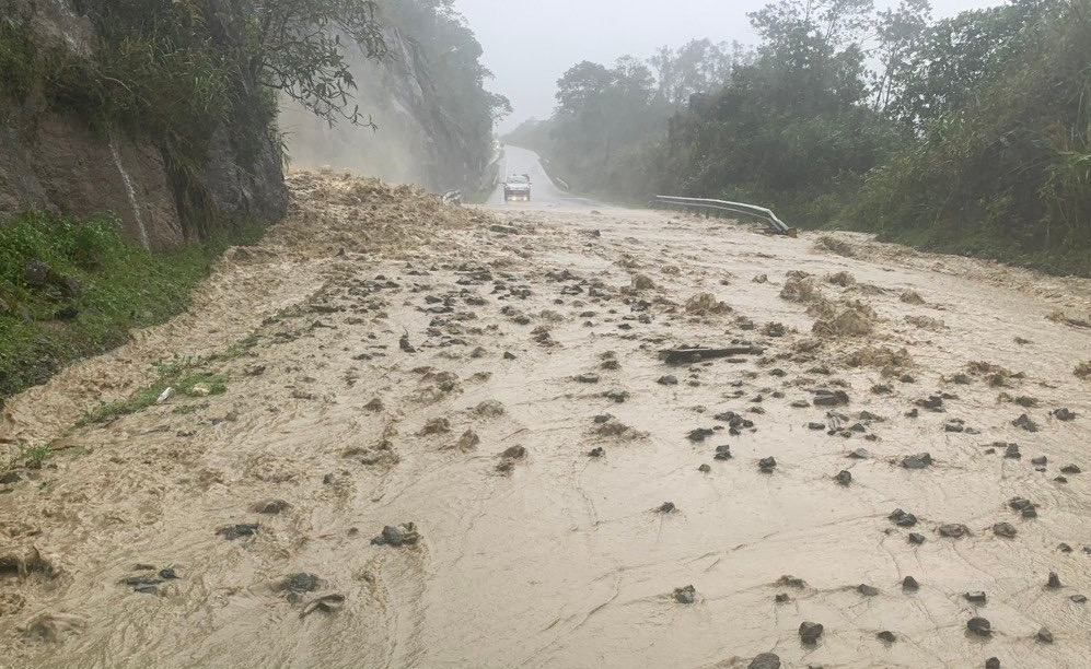 Nhiều vị trí trên tuyến đường bị sạt trượt, gây nguy hiểm cho người và phương tiện lưu thông.